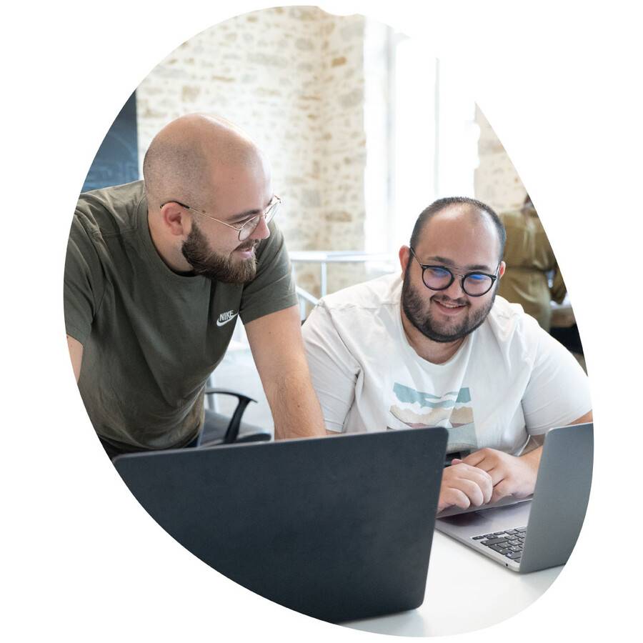 2-developpeurs-travaillent-projet-web.jpg