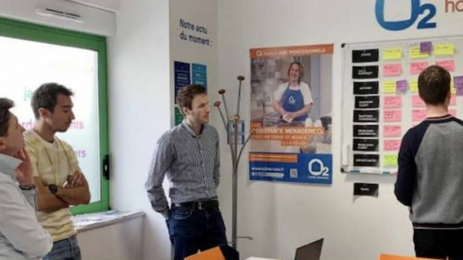 cafefrappe-explique-aux-clients-l-atelier.jpg