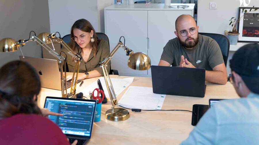 4-collaborateurs-travaillent-sur-ordinateur.jpg
