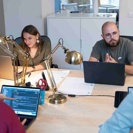 4-collaborateurs-travaillent-sur-ordinateur.jpg
