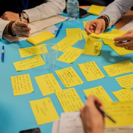 ideation-post-it-plusieurs-participants.jpg
