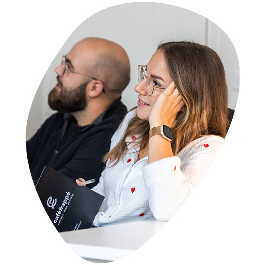 2-collaborateurs-regardent-en-haut.jpg
